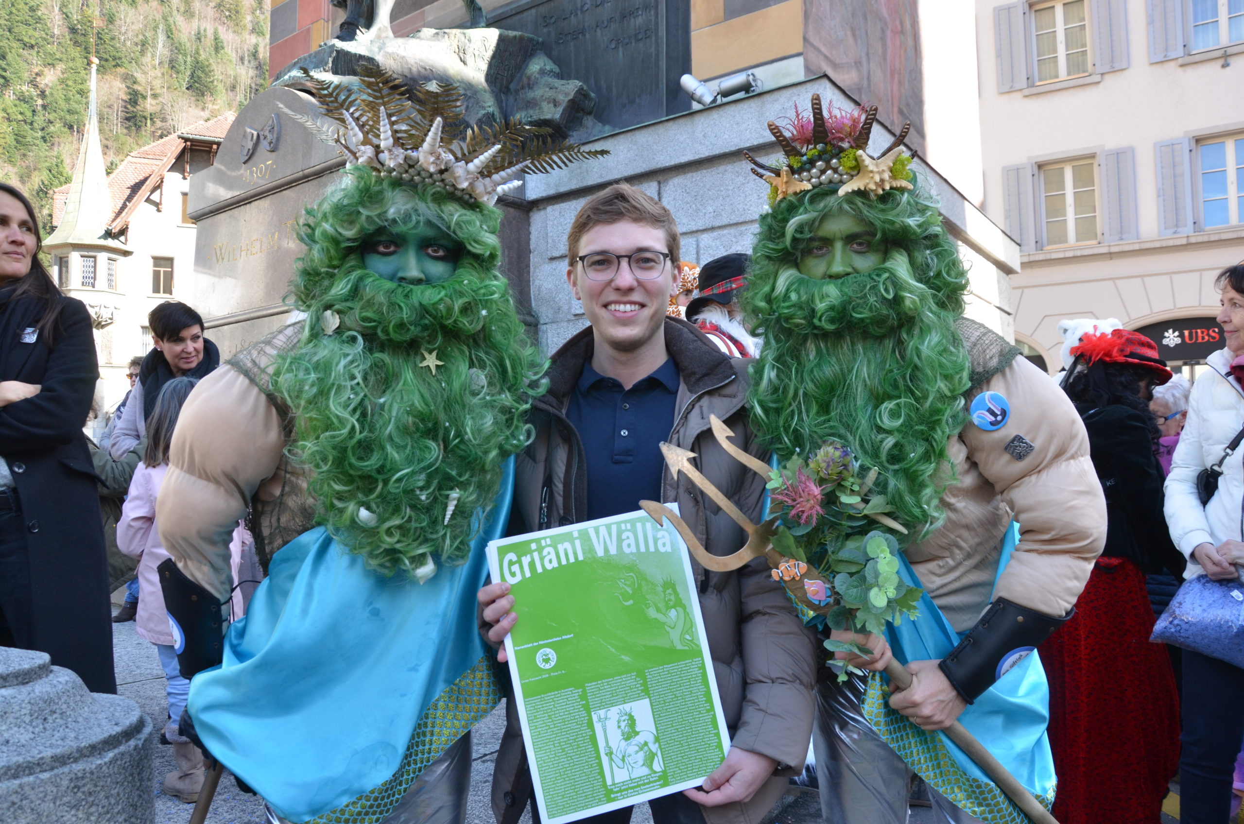 Raphael Aeschbacher (Mitte) mit zwei Kollegen der Nächstenliebe Altdorf an der Altdorfer Fasnacht. (Foto: Markus Arnold)