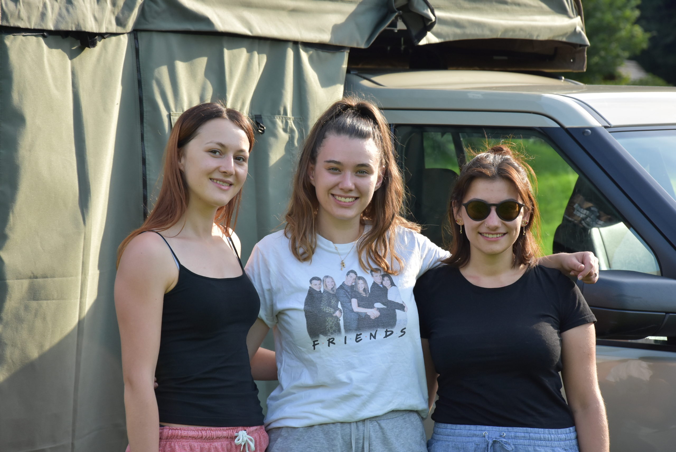 Die drei Studentinnen (von links) Rebecca auf der Maur, Laura Ziegler und Annalena Schlüchter auf dem «Temp Camp» in Attinghausen. (Foto: Melissa Siegfried)