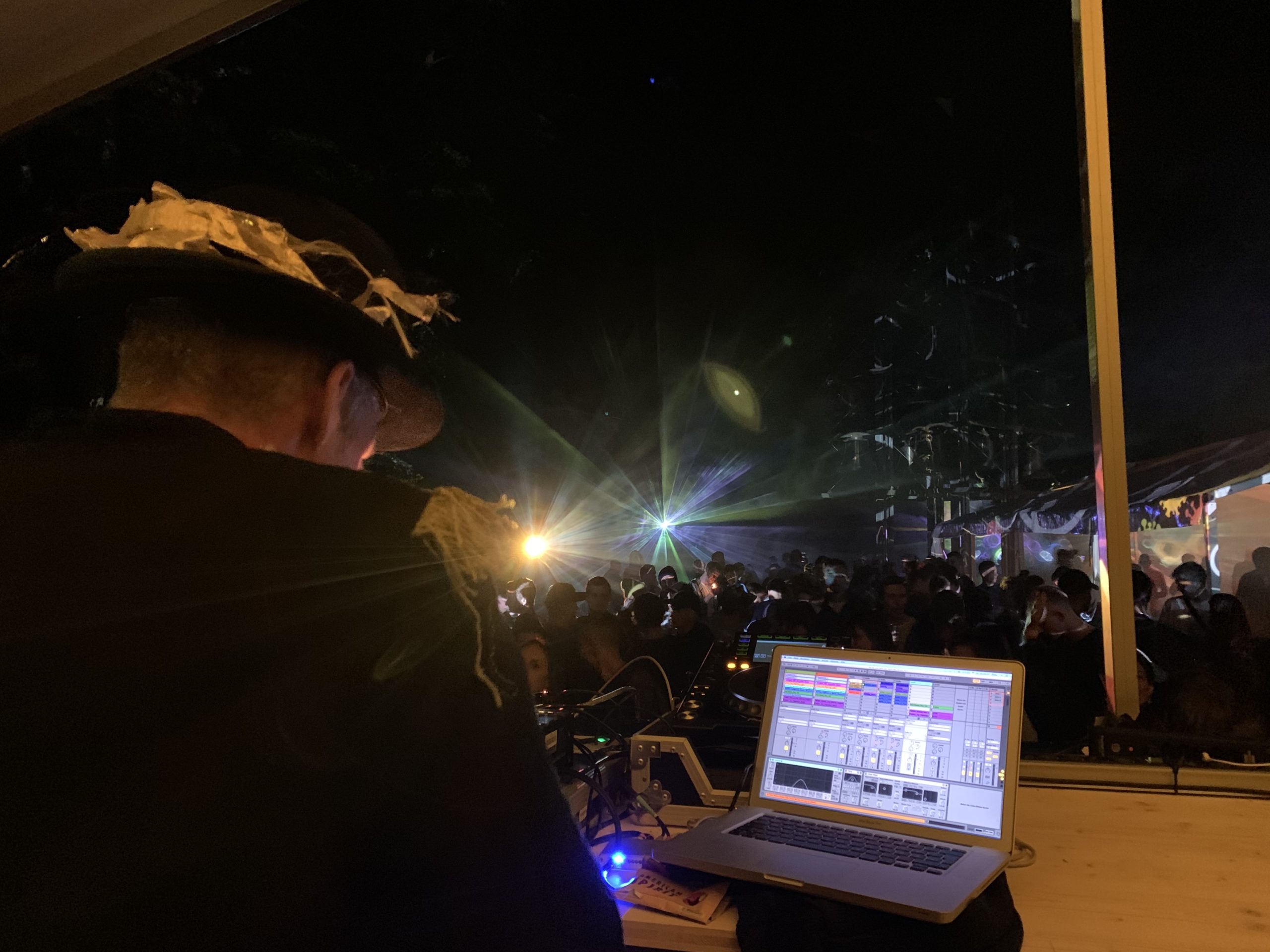 Der internationale DJ Ralf Uhrland spielte sein Liveset von Mitternacht bis 2.00 Uhr und begeisterte rund 250 Besucherinnen und Besucher. (Foto: Melissa Siegfried)