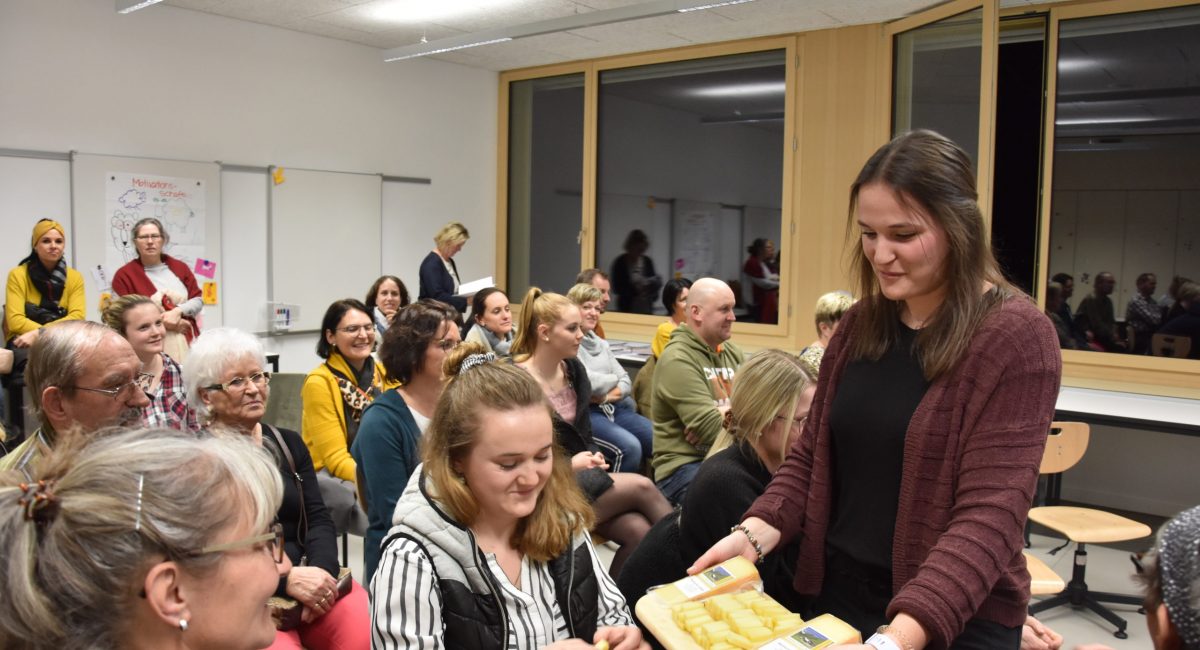 Sarah Püntener, angehende Fachfrau Gesundheit, hat für ihre Vertiefungsarbeit einen Waldnachter Alpkäse hergestellt und die Produktion in zehn Schritten festgehalten.	(Foto: Melissa Siegfried)