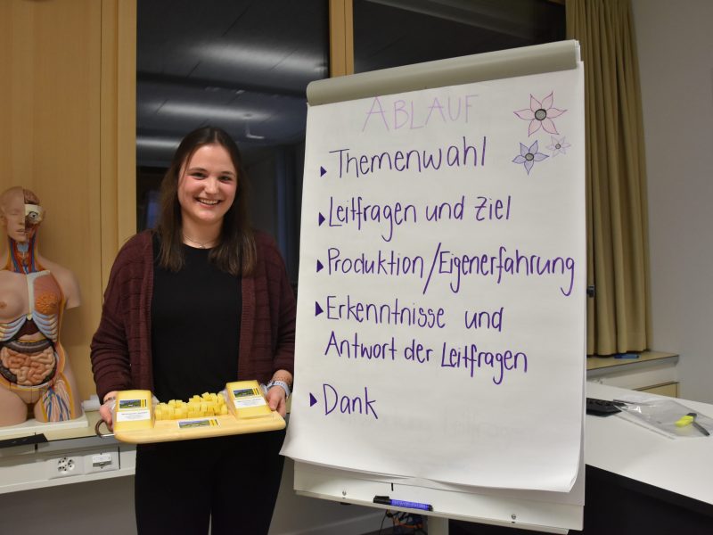 Sarah Püntener, angehende Fachfrau Gesundheit, hat für ihre Vertiefungsarbeit einen Waldnachter Alpkäse hergestellt und die Produktion in zehn Schritten festgehalten.	(Foto: Melissa Siegfried)