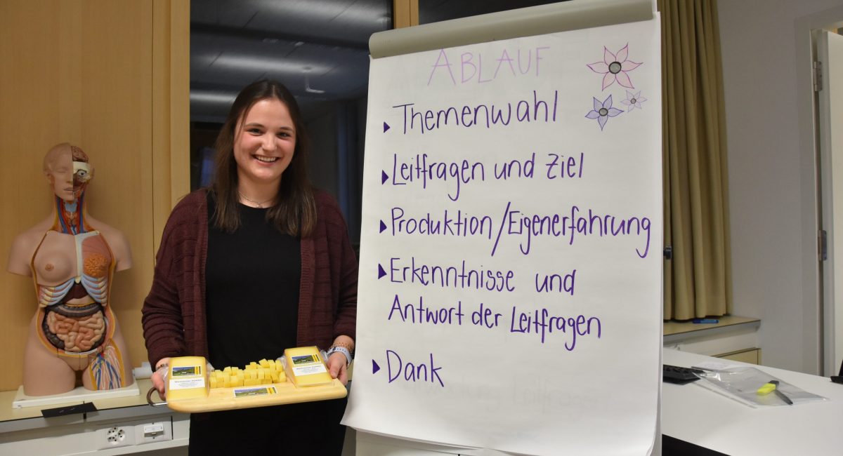 Sarah Püntener, angehende Fachfrau Gesundheit, hat für ihre Vertiefungsarbeit einen Waldnachter Alpkäse hergestellt und die Produktion in zehn Schritten festgehalten.	(Foto: Melissa Siegfried)