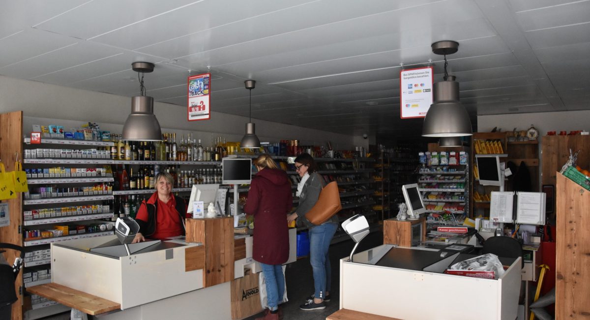 In den Geschäften – hier im Zentrumsmarkt in Altdorf – wurde man kreativ und setzte Taschenlampen und Notizzettel ein. (Foto: Melissa Siegfried)