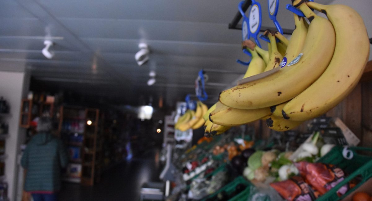 In den Geschäften – hier im Zentrumsmarkt in Altdorf – wurde man kreativ und setzte Taschenlampen und Notizzettel ein. (Foto: Melissa Siegfried)