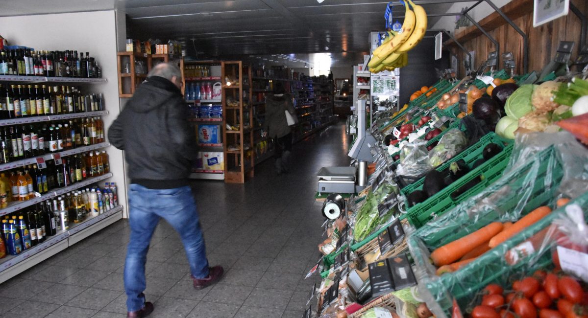 In den Geschäften – hier im Zentrumsmarkt in Altdorf – wurde man kreativ und setzte Taschenlampen und Notizzettel ein. (Foto: Melissa Siegfried)