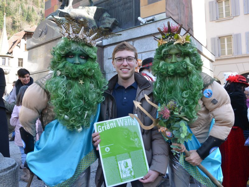 Raphael Aeschbacher (Mitte) mit zwei Kollegen der Nächstenliebe Altdorf an der Altdorfer Fasnacht. (Foto: Markus Arnold)