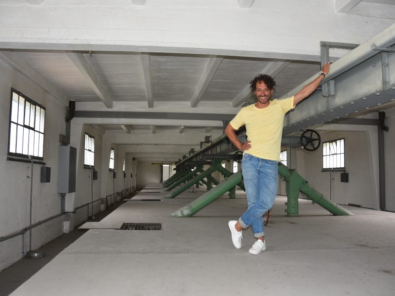 Matteo Schenardi begleitet junge Besucherinnen und Besucher anlässlich der Alpentöne durch die ehemaligen Getreidesilos in der Werkmatt in Altdorf. (Foto: Melissa Siegfried)