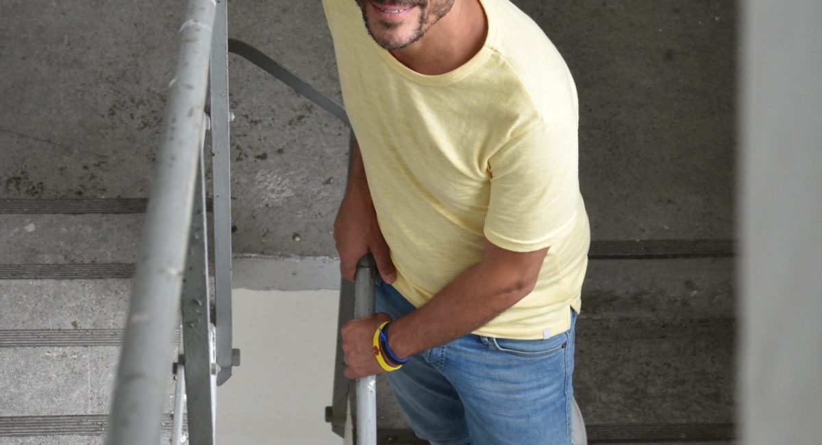 Matteo Schenardi begleitet junge Besucherinnen und Besucher anlässlich der Alpentöne durch die ehemaligen Getreidesilos in der Werkmatt in Altdorf. (Foto: Melissa Siegfried)