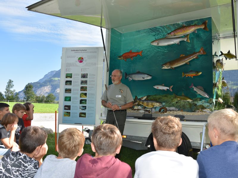 Beat Ludwig, Ausbildungsverantwortlicher des Schweizerischen Fischerei-Verbands, lehrt die Urner Schulkinder, was in den Bächen alles lebt und wie man erkennt, wenn ein Gewässer eine gute Wasserqualität hat. (Fotos: Melissa Siegfried)