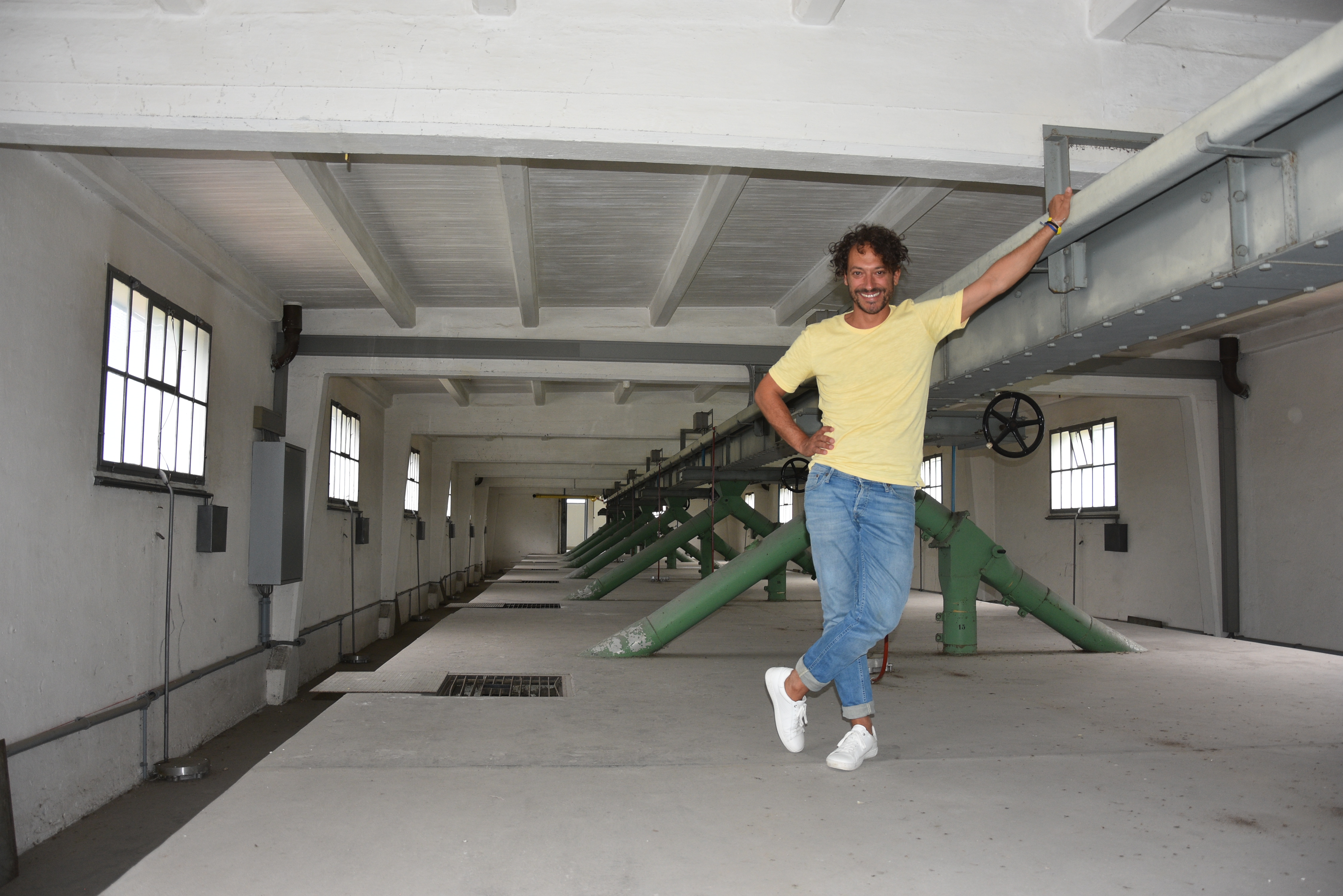 Matteo Schenardi begleitet junge Besucherinnen und Besucher anlässlich der Alpentöne durch die ehemaligen Getreidesilos in der Werkmatt in Altdorf. (Foto: Melissa Siegfried)