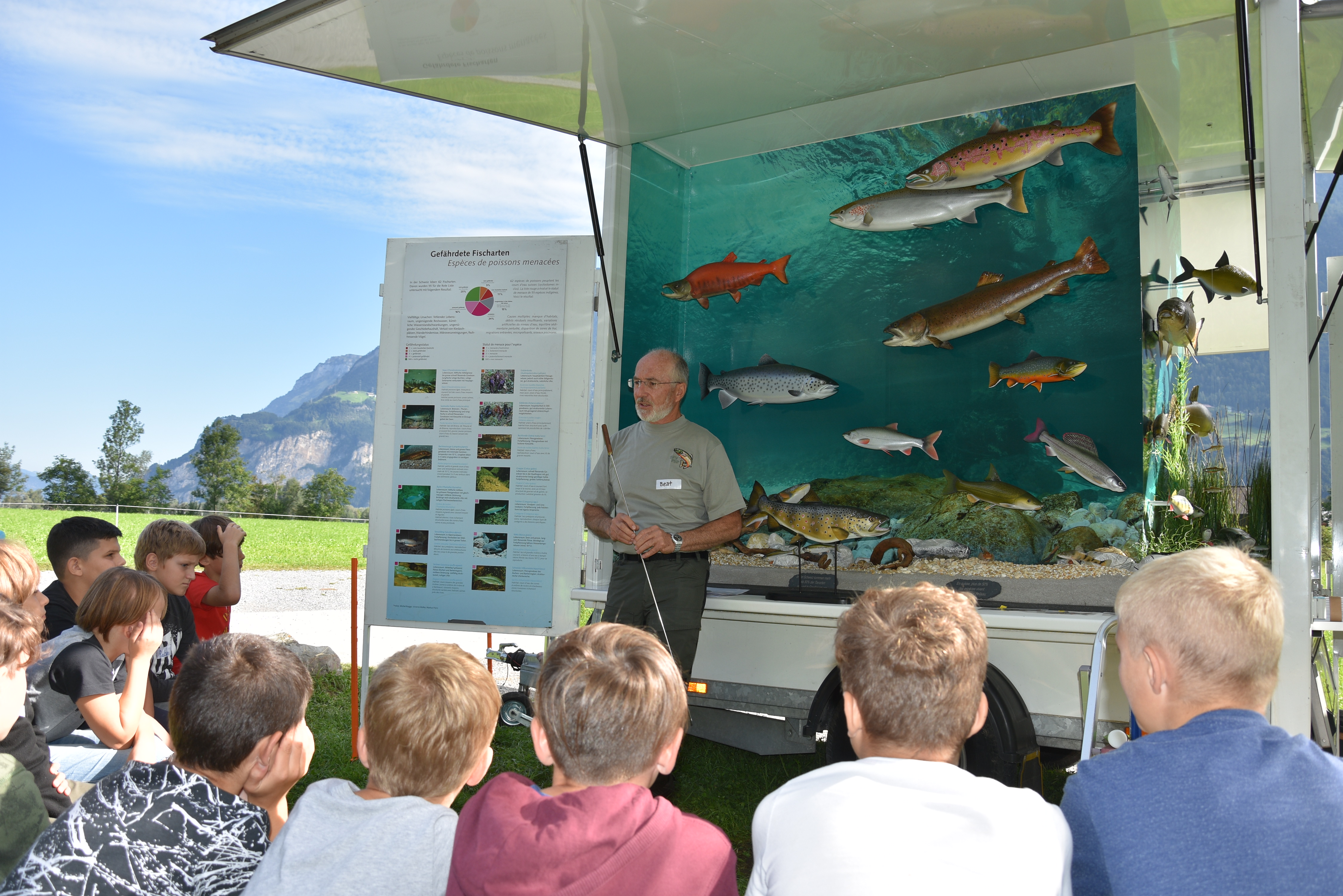 Beat Ludwig, Ausbildungsverantwortlicher des Schweizerischen Fischerei-Verbands, lehrt die Urner Schulkinder, was in den Bächen alles lebt und wie man erkennt, wenn ein Gewässer eine gute Wasserqualität hat. (Fotos: Melissa Siegfried)