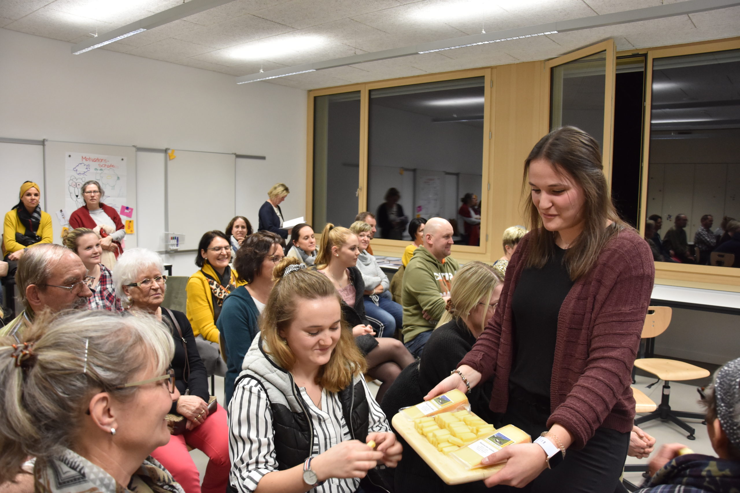 Sarah Püntener, angehende Fachfrau Gesundheit, hat für ihre Vertiefungsarbeit einen Waldnachter Alpkäse hergestellt und die Produktion in zehn Schritten festgehalten. (Foto: Melissa Siegfried)
