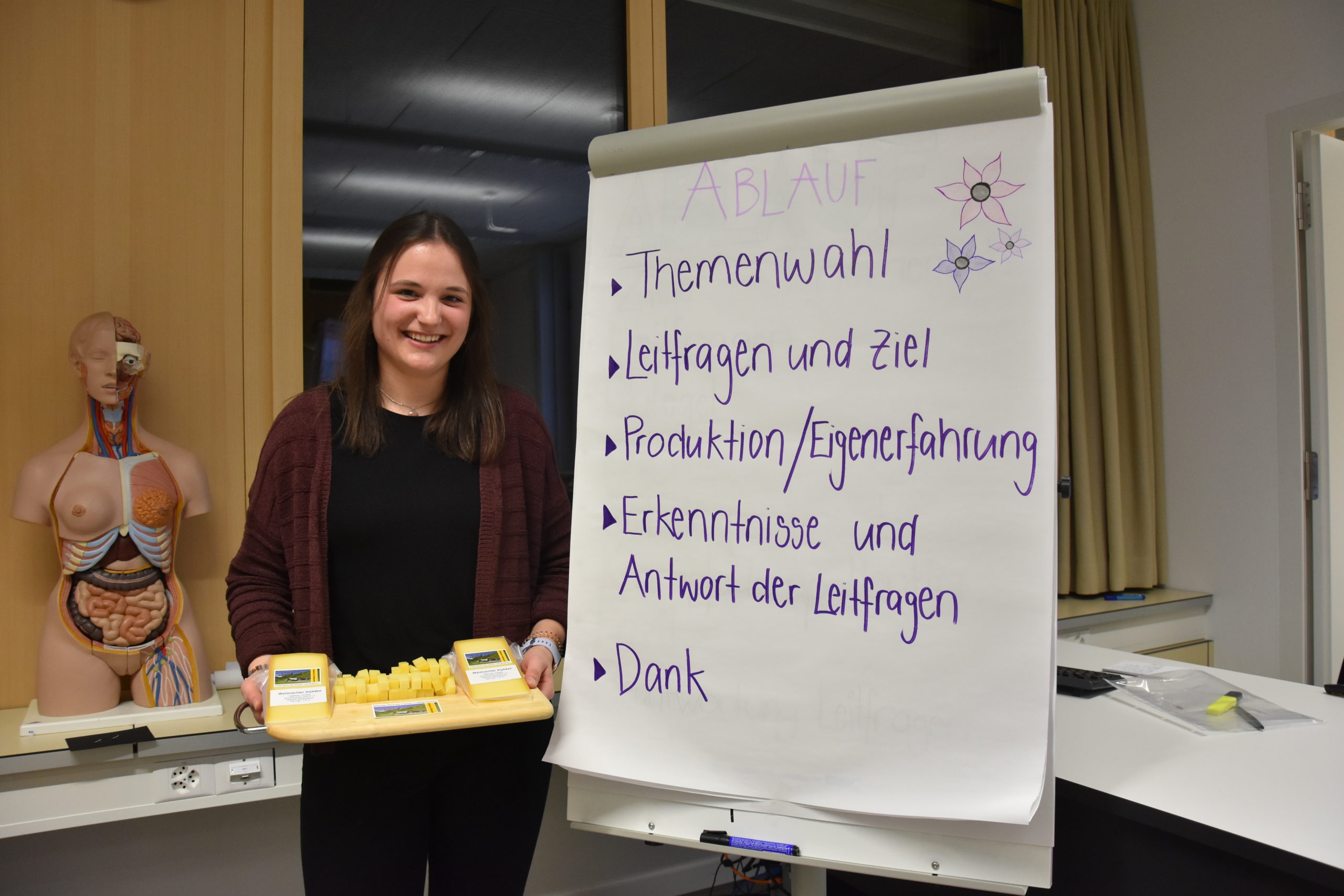 Sarah Püntener, angehende Fachfrau Gesundheit, hat für ihre Vertiefungsarbeit einen Waldnachter Alpkäse hergestellt und die Produktion in zehn Schritten festgehalten. (Foto: Melissa Siegfried)