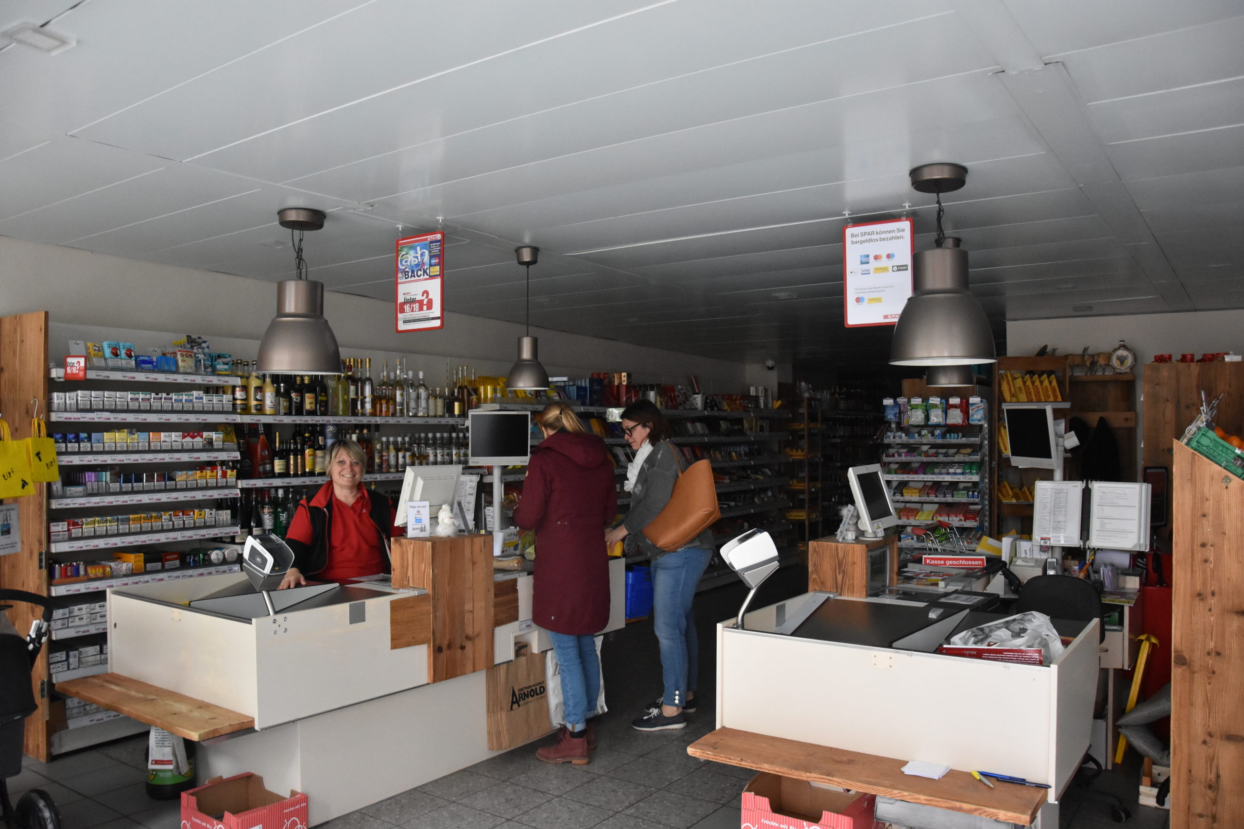 In den Geschäften – hier im Zentrumsmarkt in Altdorf – wurde man kreativ und setzte Taschenlampen und Notizzettel ein. (Foto: Melissa Siegfried)