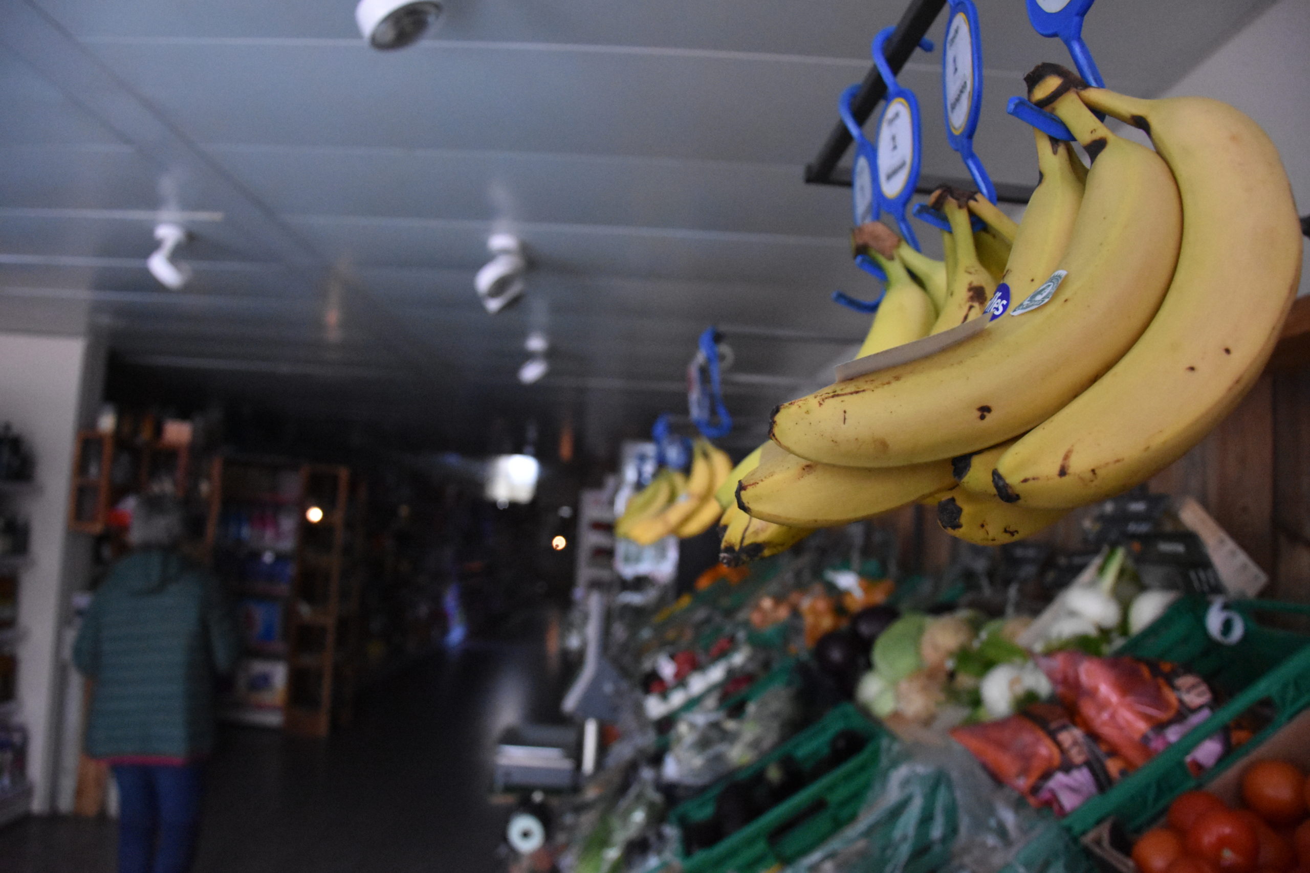 In den Geschäften – hier im Zentrumsmarkt in Altdorf – wurde man kreativ und setzte Taschenlampen und Notizzettel ein. (Foto: Melissa Siegfried)