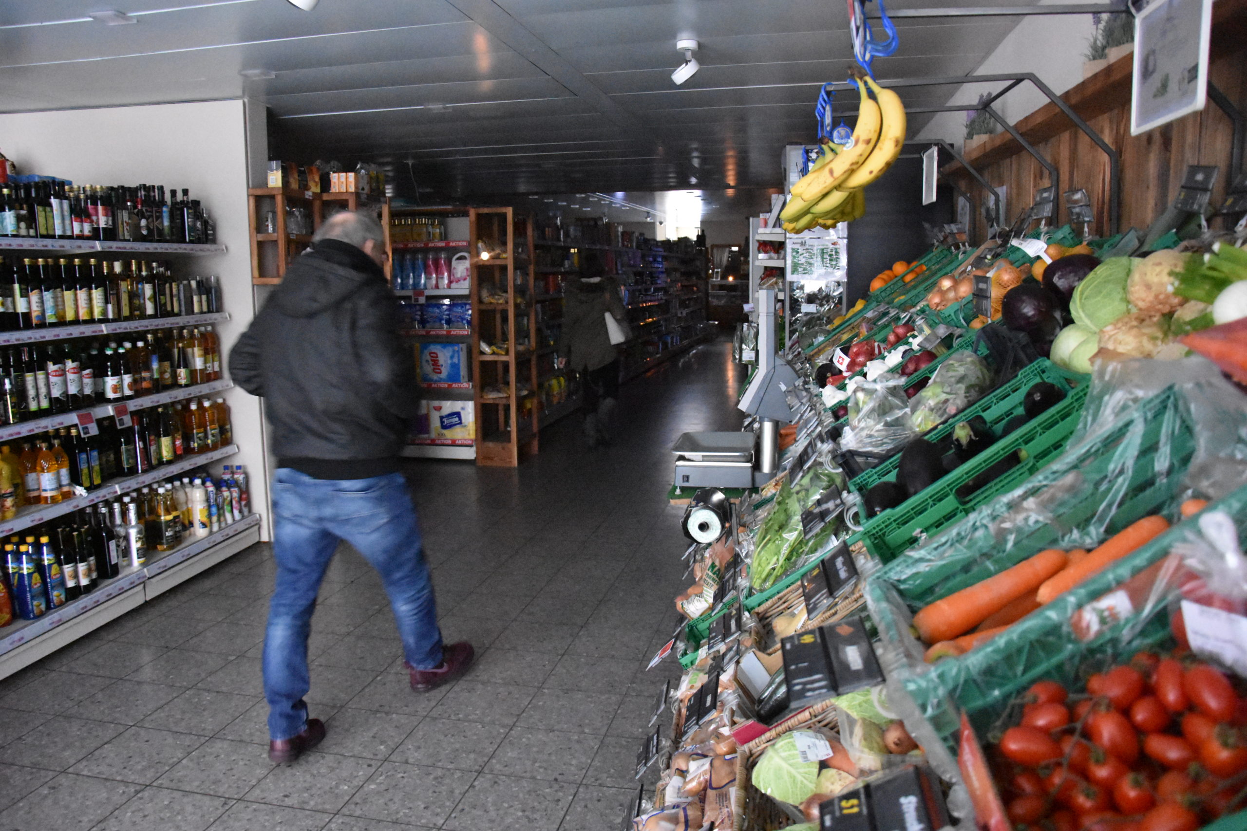 In den Geschäften – hier im Zentrumsmarkt in Altdorf – wurde man kreativ und setzte Taschenlampen und Notizzettel ein. (Foto: Melissa Siegfried)